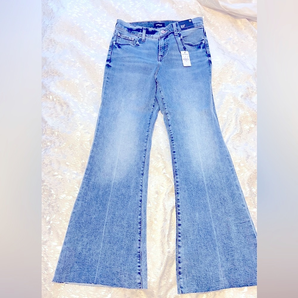 NWT ⭐️ | High Waisted Medium Wash Ripped Flare Jeans | Size: 2 Short